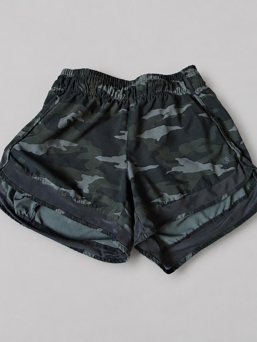 Athleta Printed Mesh Racer Run Shorts 4” Small Green Black Camo Lined